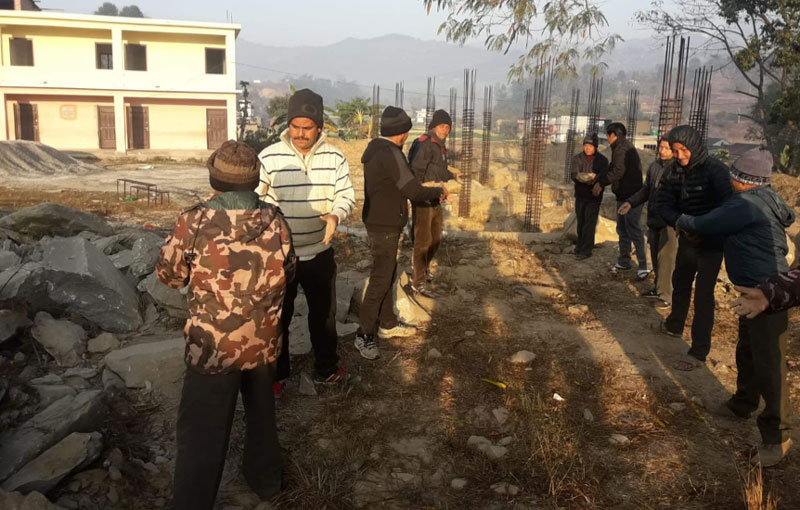 Fomentamos la participación de personas voluntarias en el proyecto de construcción de la escuela de Tribhuwan